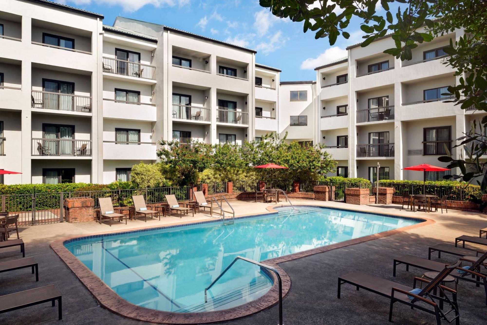 Courtyard Miami Airport West/Doral Hotel Exterior photo