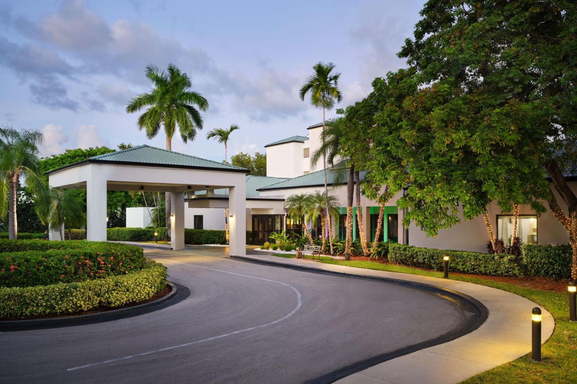 Courtyard Miami Airport West/Doral Hotel Exterior photo