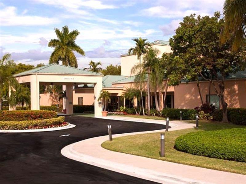 Courtyard Miami Airport West/Doral Hotel Exterior photo