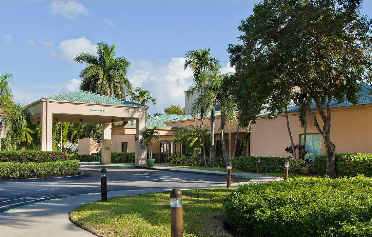 Courtyard Miami Airport West/Doral Hotel Exterior photo